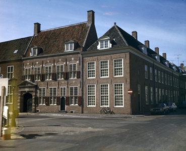 800620 Gezicht op de patiëntenwoningen van de Willem Arntsz Stichting (Nicolaasstraat 7-13) te Utrecht, met links de ...